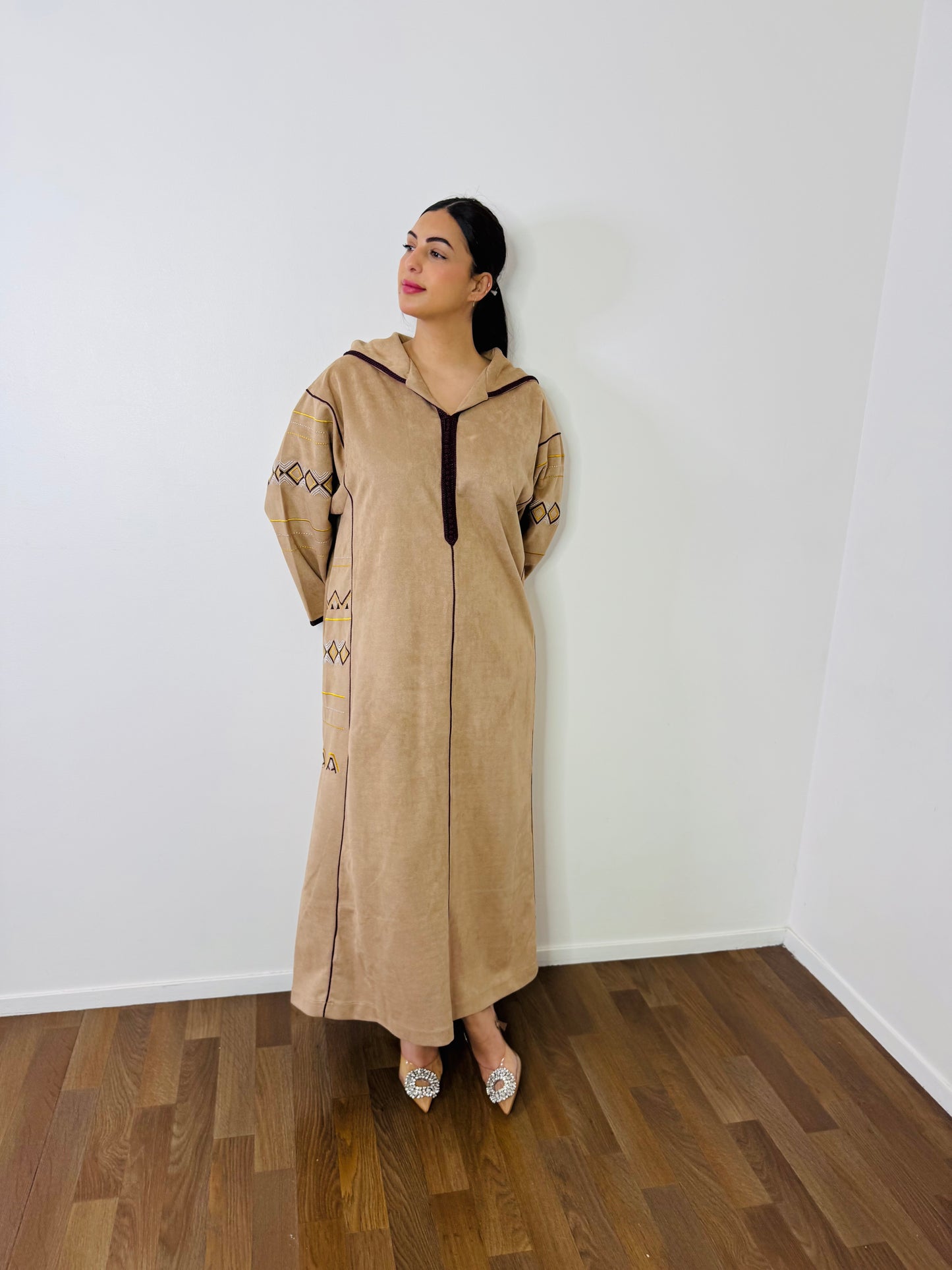 JELLABA DAIM NUDE AVEC BRODERIE