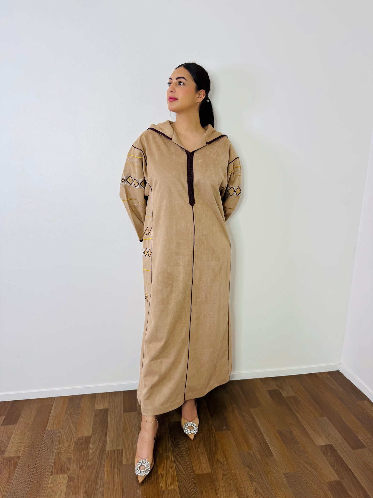 JELLABA DAIM NUDE AVEC BRODERIE