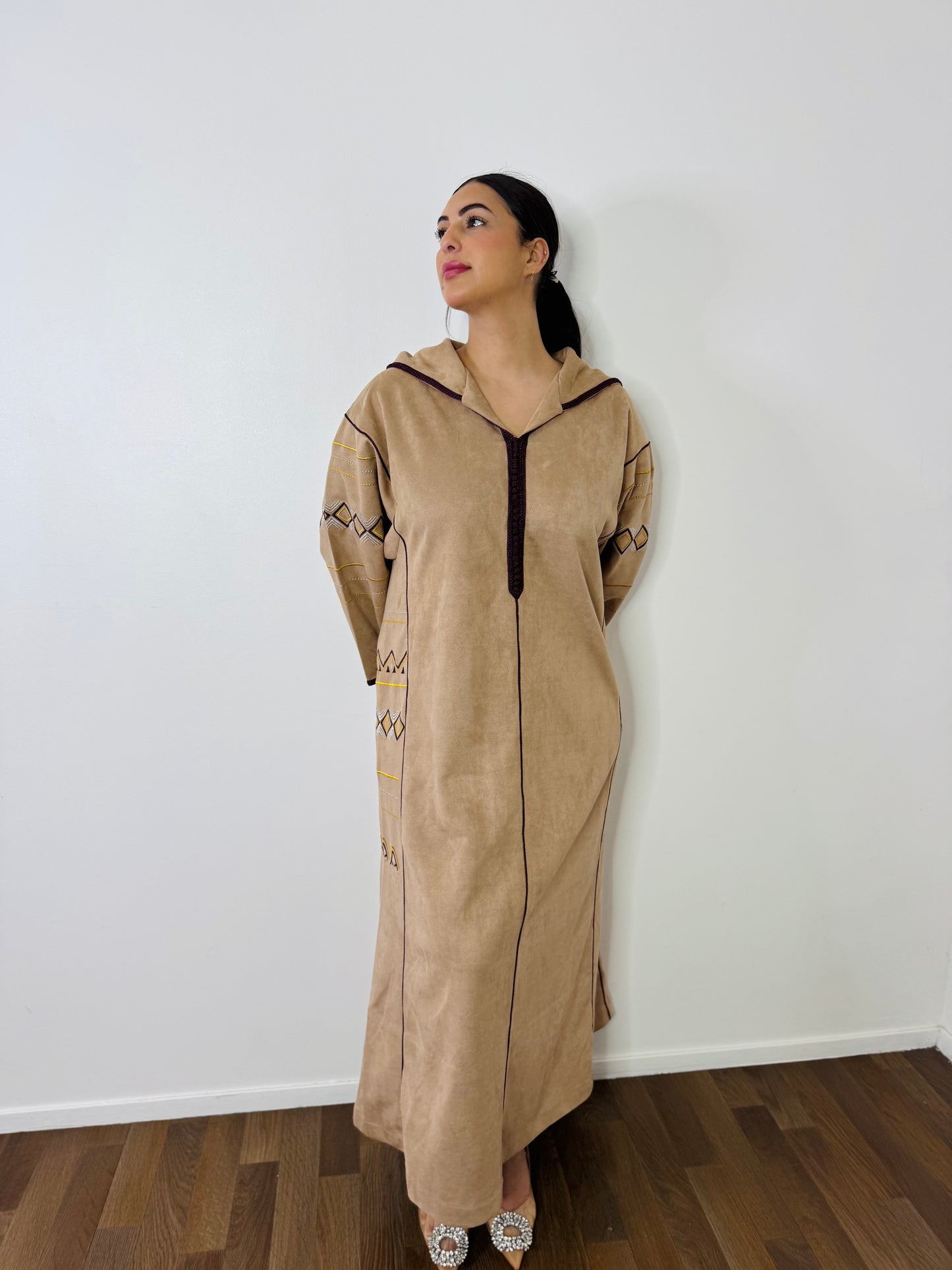 JELLABA DAIM NUDE AVEC BRODERIE