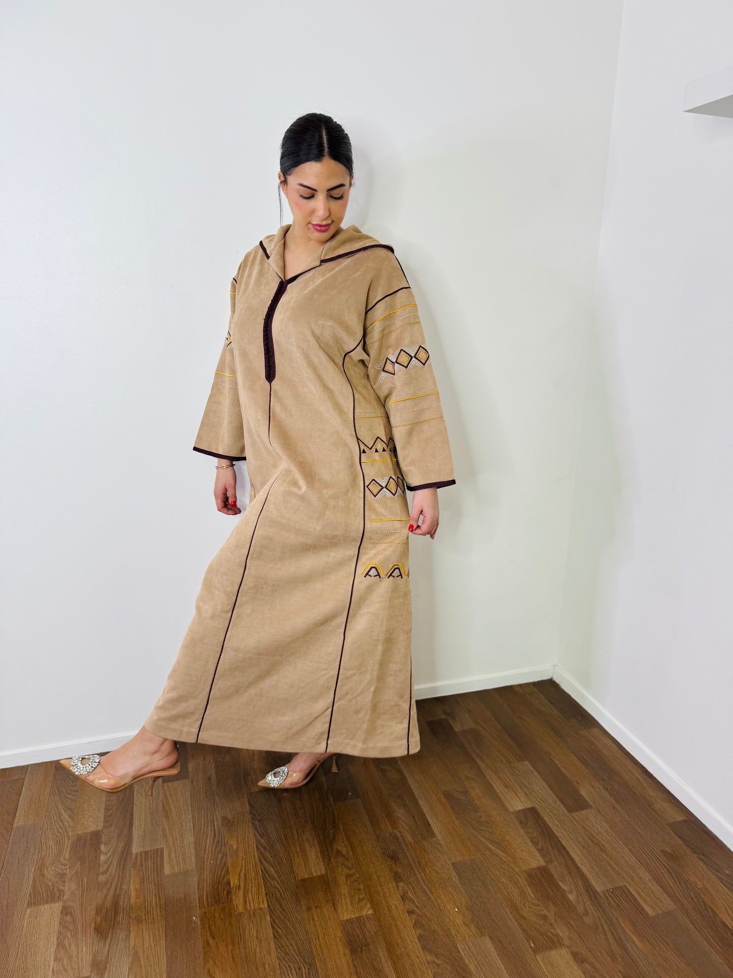 JELLABA DAIM NUDE AVEC BRODERIE