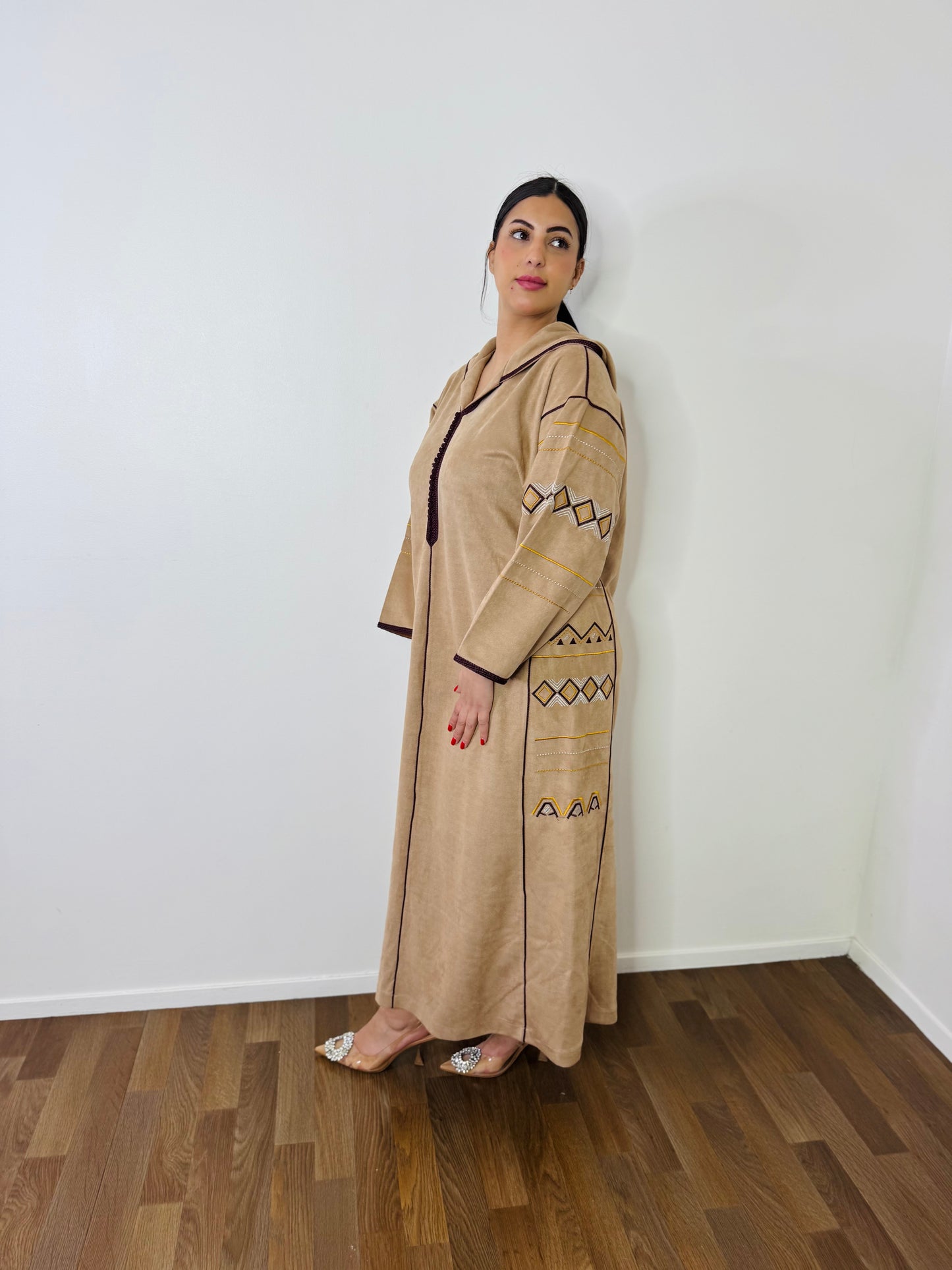 JELLABA DAIM NUDE AVEC BRODERIE