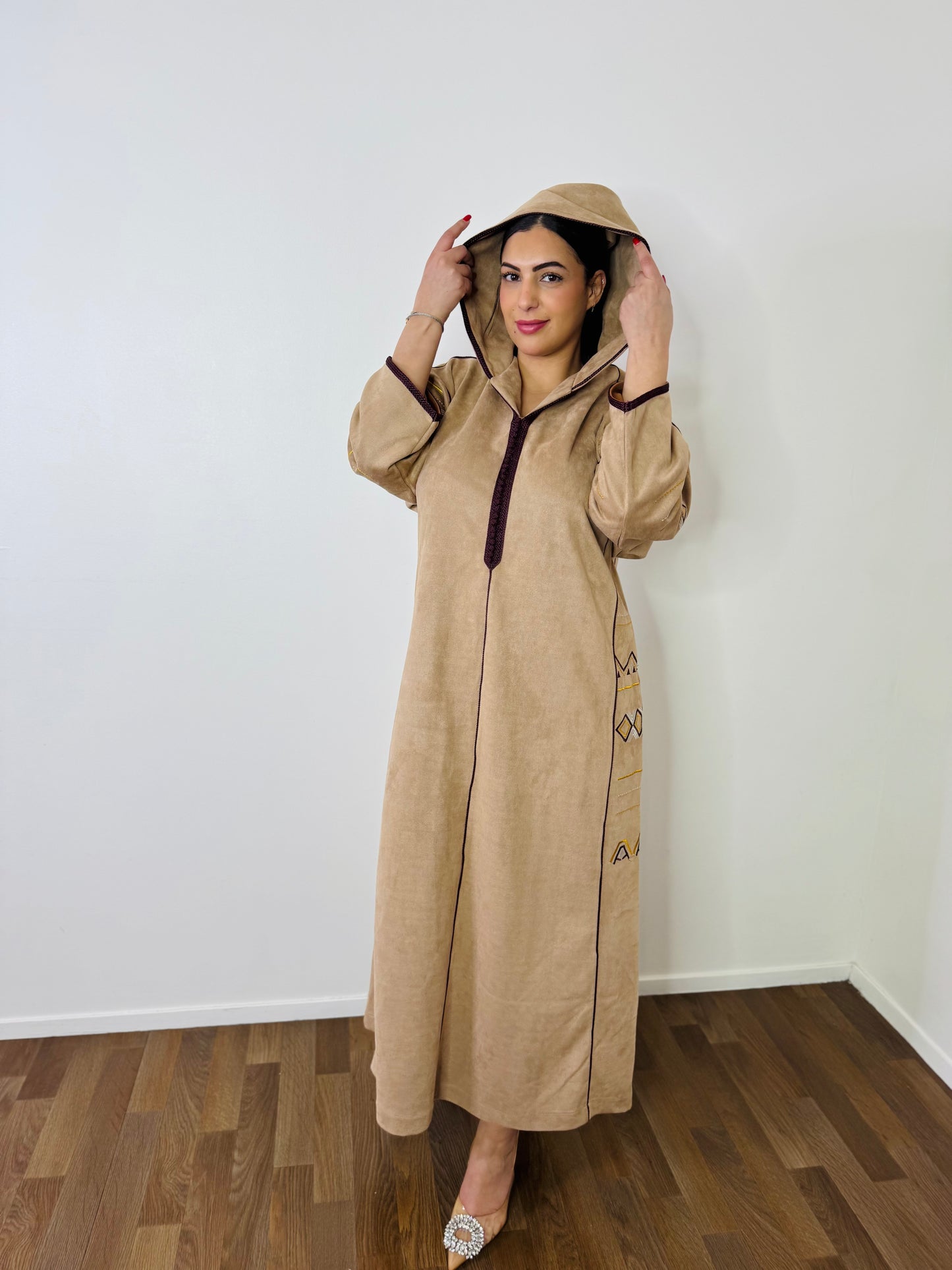 JELLABA DAIM NUDE AVEC BRODERIE
